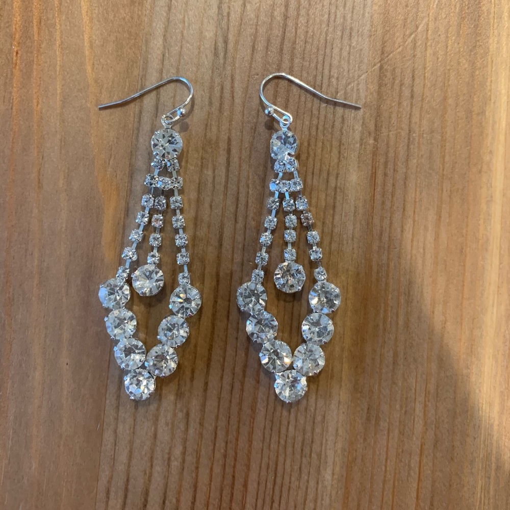 Dangling diamond earrings